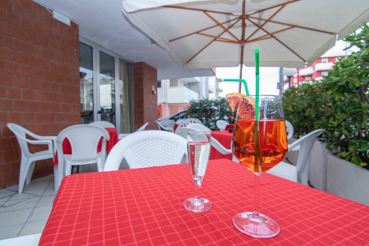 Hotel Napoleon Riccione Exteriör bild
