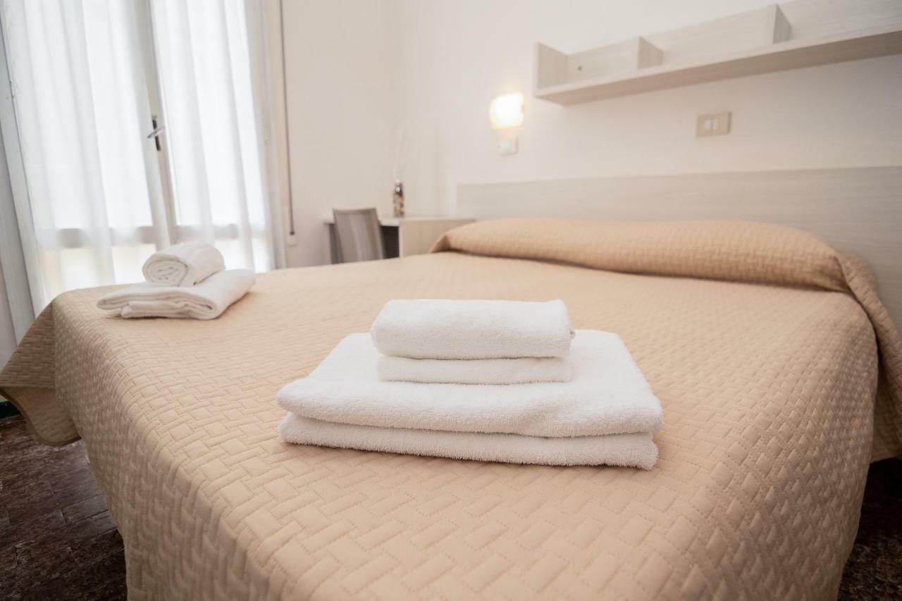 Hotel Napoleon Riccione Exteriör bild