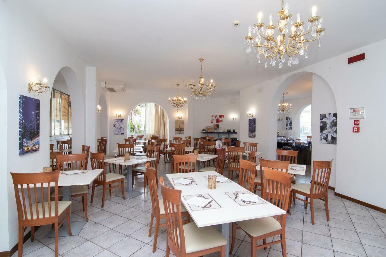Hotel Napoleon Riccione Exteriör bild