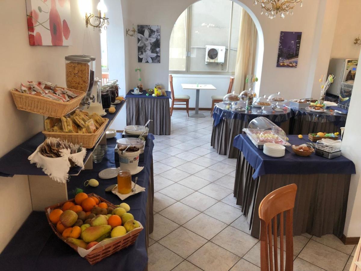 Hotel Napoleon Riccione Exteriör bild